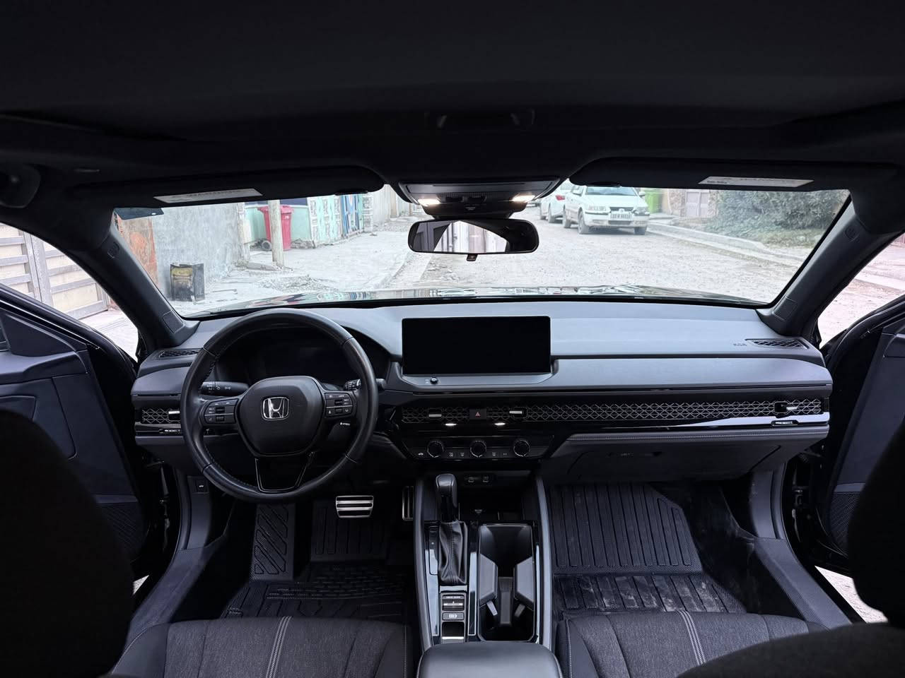 السلام عليكم
هوندا اكورد سبورت هايبرد ٢٠٢٥ 

موصفات فول تجي قطعتين تبريد وشاحن لاسلكي ونقط عمياء وتدفئة بالكشنات سيارة جديدة ماشية ١٣ الف ميل باسمي السيارة كير مكينة وتبريد جديد بعدهي بالاستكراات ما شاء الله حادثه مثل مموضح بالصور تجي وتشوف بعينك ايشي عده حادثه ماكو تفحص وين ميعجبك وبالخدمة سعر /٢٠٥ وبيها مجال ان شاءالله للشراي التواصل على الرقم /*********** مكاني بغداد
