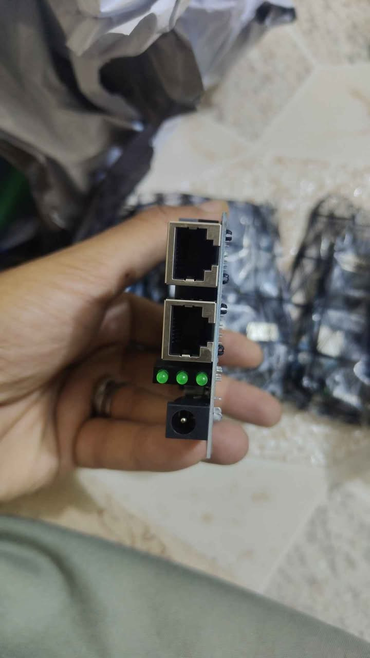 هذه لوحة تحويل وسائط ألياف ضوئية (Fiber Optic Media Converter) من نوع Gigabit، مصممة لاستخدامات شبكات الألياف إلى المنزل (FTTH).تحتوي على منفذين ألياف ضوئية (SC) بسرعات تصل إلى 1.25 جيجابت في الثانية، ومنفذين إيثرنت (RJ45) بسرعة 10/100/1000 ميجابت في الثانية.تستخدم شريحة RTL8367SC لضمان استقرار عالي واستهلاك منخفض للطاقة، وتدعم مسافات نقل تصل إلى 20 كيلومتر. الرمادي, الأنبار


**إذا كنت صاحب هذا الإعلان وتريد حذفه لأي سبب، رجاءا أرسل رسالة إلى الدعم الفني**