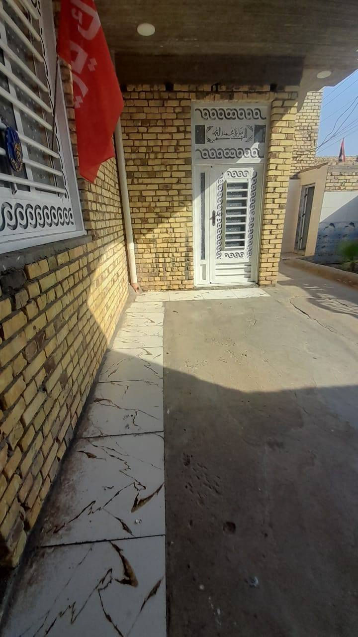 السلام عليكم بيت البيع مساحه ٢٠٠متر زراعي سند ٢٥ بحجي حسن الماجديه قرب صفاء يتكون من غرفتين واستقبال وصاله ومطبخ حار بارد صحيات وطابق ثاني يتكون من غرفتين وصاله وحمام خدمات كامله كهرباء ماء تبليط اناره استفسار على هذا رقم ***********
