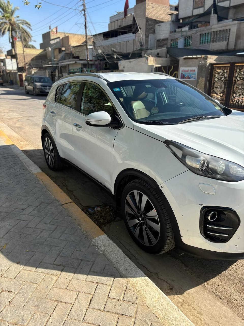 السلام عليكم سبورتاج ٢٠١٨ خليجي
ممشى ١١٥ الف كيلو 
محرك ٢٠٠٠ دوش كير ومكينة مكفول 
مواصفات:
كاميرا دوارة 
قطعتين تبريد
مرايه كهرباء 
سترين جلد
تحكمات ستيرن جهتين
مثبت سرعة 
شاشة اعطال
حساسات امامي وخلفي
السيارة بدون حادث فقط بيها رصعه في الباب الخلفي 
ورصعه في الجامغ الامامي 
وشويه تكحيلات والقطعه واحدة صبغ الي هيه الدعاميه الاماميه 
سعر السيارة ١٨٢ وبيها مجال 
مكاني بغداد الدورة 
تلفون ***********
