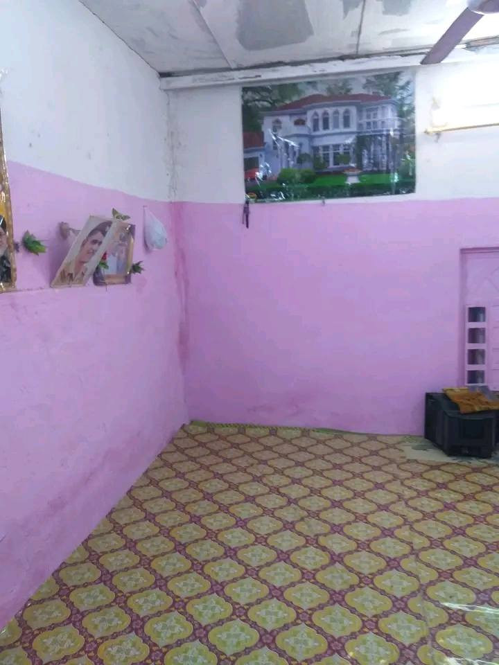 السلام عليكم بيت حواسم مساحه 150متر المكان حي شرطه مقابيل مستشفى تركي يم جملونات زرك يمنه ربع شوراع تبليط يطلع مكون البيت من غرفتين خمس متر طول ولعرض ربعه مع هول ربعه ونص طول وعرض مطبخ ثلاث ونص طول العرض ثنين ونص مع ديوانيه طول خمسه العرض ربعه حمام داخلي طارمه ربعه بتلاثه مع يحتوي البيت بنكات سغف مع ثلاث سبالت مع خط نت مشمولين بتمليك جديد االقرار نزل عن الحكومه قررته سعر 25/ ***********
