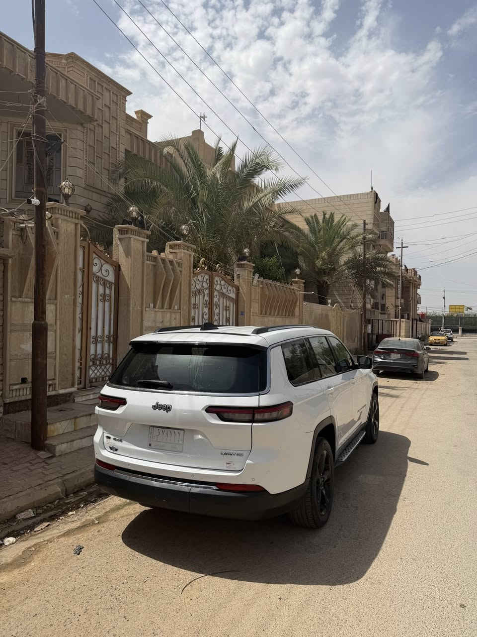 جيب شيروكي 2021 
لمتد فول 1/1 
رقم مميز (٧٨١١١) بغداد
حادثها مابيها دواخل ضربتها بسيطه القماره بيها صبغ و بابين
سعرها 230
***********
