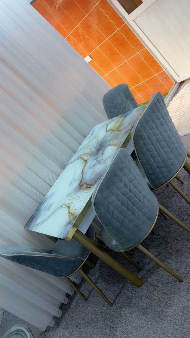 مێز و کورسی زۆر خاوێن چوار کورسی لەگەلە
120 هەزار و محامەلە
*********** أربيل, العراق
