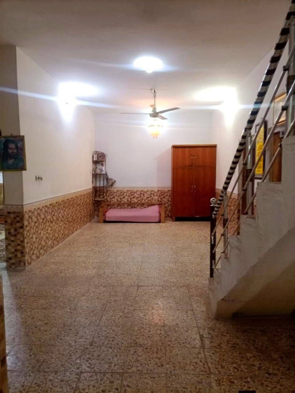 الدار للبيع المساحه 200 طابقين الخاجية منطقة الـ2000 قرب المركز الصحي البناء الارضي غرفتين وصالة واستقبال ومطبخ و صحيات داخلية وخارجية وترك و گراج  ومحل والطابق الثاني 4 غرف وصالة وصحيات  وأيضاً الدرج داخلي وخارجي غير متواجد على الفيس للاستفسار
***********
