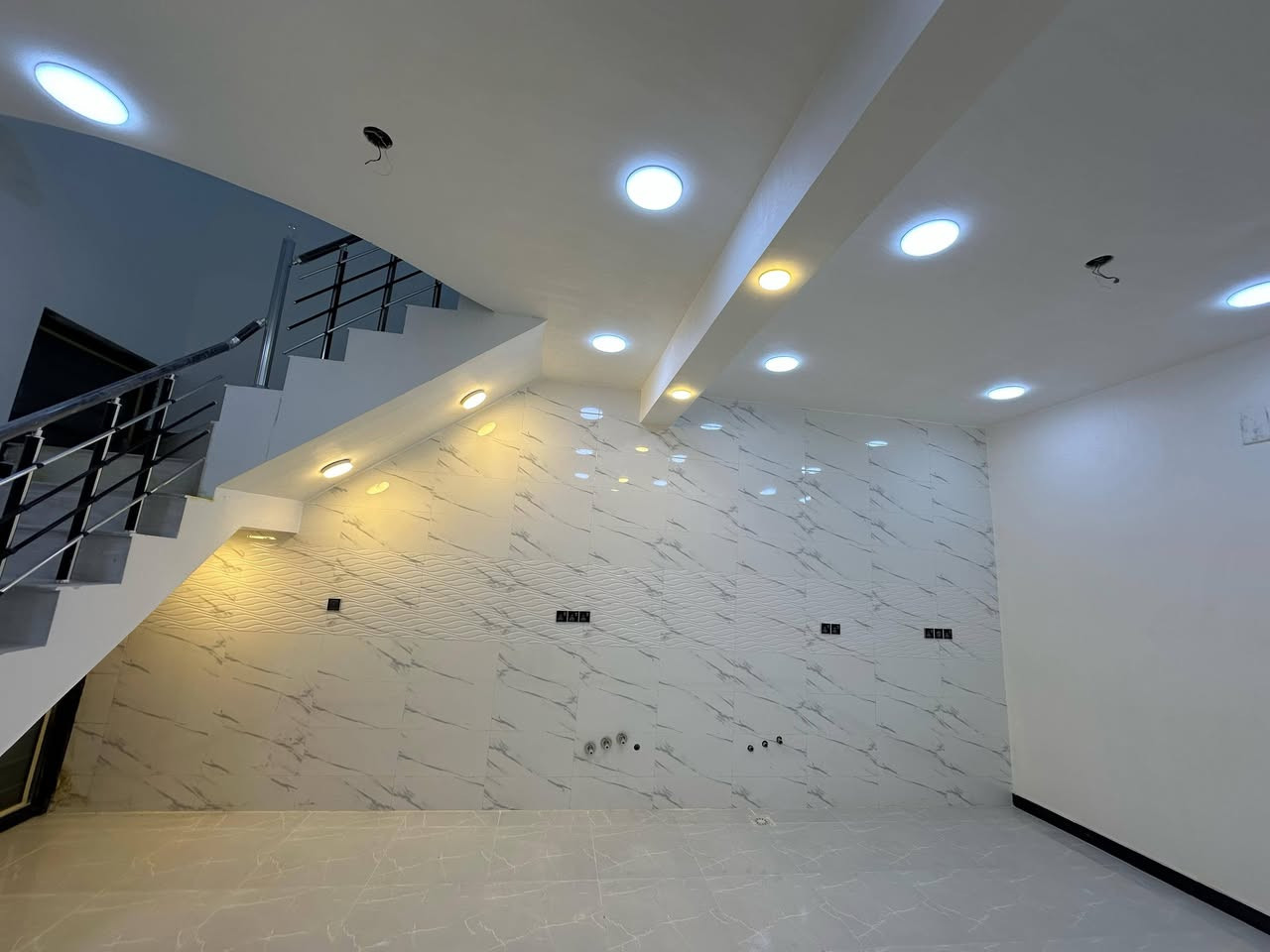 السلام عليكم
يعلن مكتب عقارات الزاملي عن بيع مشتمل 

في حي الخضراء زراعي مقابل ساحة البيع المباشر (وكفة الجمعه)شارع المخبز (افضل شارع من ناحية الخدمات كهرباء ماء مجاري كيبل ضوئي اناره )

تفاصيل المنزل 

المساحه 100م الواجه 5 نزال 20

الشغل مرتب ابواب تركيه  والواجهيه فوم يحتوي على حمام خارجي وداخلي و استقبال وهول مفتوح على المطبخ وغرفة نوم وبيتونه  كبيره 7 في 4.5 متر تصلح غرفه  ب اعتبارها مفصوله بالتاسيس // البيت جاهز 100‎%‎ 

السعر 65 مليون وبي مجال بسيط

للاستفسار اتصل على الرقم *********** 

(بناء 2025 )
