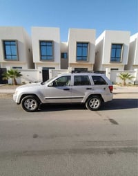 جيب لاريدو موديل 2006 مكينه وكير مكفولات وحداديه جديده تخم تاير جديد و...