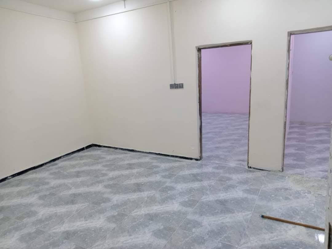 السلام عليكم 
بيت زراعي سند 25 متكون من غرفتين وصاله 7 أمتار أو براني 6 أمتار أو مطبخ أو صحيات بناء كامل 
مستعجل على بيعته 
السعر 22 أو بي مجال قليل جدا 
الموقع ال حمد نزلت سيد عودة
الاتصال على الرقم
***********
