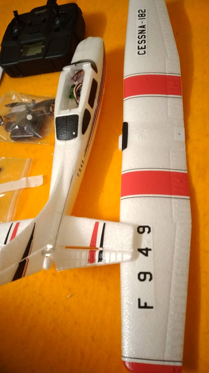 طائرة شراعيه غير مستخدمة مع ريمونت تحكم كامل ملحقات قياس طول 37 cm طول اجنحه 50 cm من شركة معروفه. ألمهتم تواصل خاص توصيل متوفر


**إذا كنت صاحب هذا الإعلان وتريد حذفه لأي سبب، رجاءا أرسل رسالة إلى الدعم الفني**