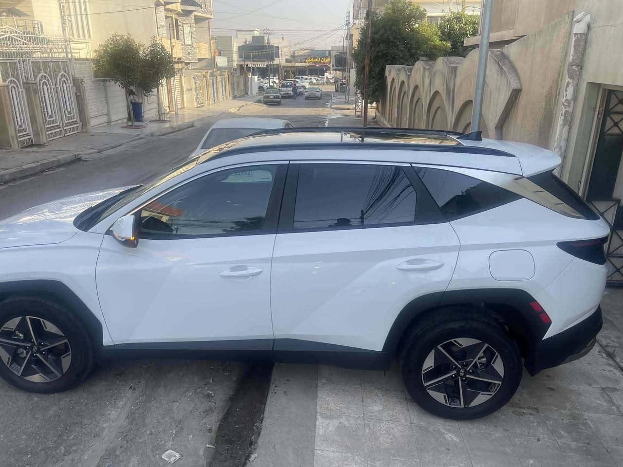 هیوندای تكسون 2025 شكل جديد وارد أمريكي هايبرد
اللون ابيض 
سعر : 245 ورقة   
عداد المسافه : 4400 ميل 
حجم المحرك :1.6 توربو  (4.سلندر )
السياره بچم كبس ✅
ملاحظه : چاملغ الخلفي ربع صبغ بدون نقطه دواخل100% 

مواصفات
كيج الكــــتروني واحد شاشه 🖥️
سقف بانوراما
انــــارة دشبول
بصمة ابواب
بصمة تشغيل 
تشغيل عن بعد (𝐑𝐄𝐌𝐎𝐓𝐄 𝐒𝐓𝐀𝐑𝐓)
شاحن هاتف لاسلكي
شاشة دشبول ديجيتال 
شفتات استيرن
هاند بريك بصمة
اوتو بارك (𝐀𝐔𝐓𝐎 𝐏𝐀𝐑𝐊)
اوتو هولد (𝐀𝐔𝐓𝐎 𝐇𝐎𝐋𝐃)
اوتو ستارت (𝐀𝐔𝐓𝐎 𝐒𝐓𝐀𝐑𝐓)
اوتو ستوب (𝐀𝐔𝐓𝐎 𝐒𝐓𝐎𝐏)
رادار 360
رادار امامي (تحديد مسار)
رادار جانبي  (نقاط عمياء)
رادار خلفي (التحذير من الاصطدام)
حساسات 360
حساسات امامي
حساسات جانبي 
حساسات خلفي
نظام (𝐒𝐌𝐀𝐑𝐓)
نظام (𝐒𝐏𝐎𝐑𝐓)
نظام (𝐂𝐎𝐌𝐅𝐎𝐑)
نطام (𝐄𝐂𝐎)
نظام(𝐒𝐍𝐎𝐖)  
كشنات جلد
كشنات هيتر  امامي 
تحكمات استيرن
تبريد لمس
تبريد مركزي 
صندوق شفط كهربائي 
لايتات (𝐋𝐄𝐃) لید عدسة زينون 
بكلايتات (𝐋𝐄𝐃) لید
 ويل كروم 
تفاصيل اكثر الاتصال ***********
رقم الشاصي KM8JCDD17SU295157
