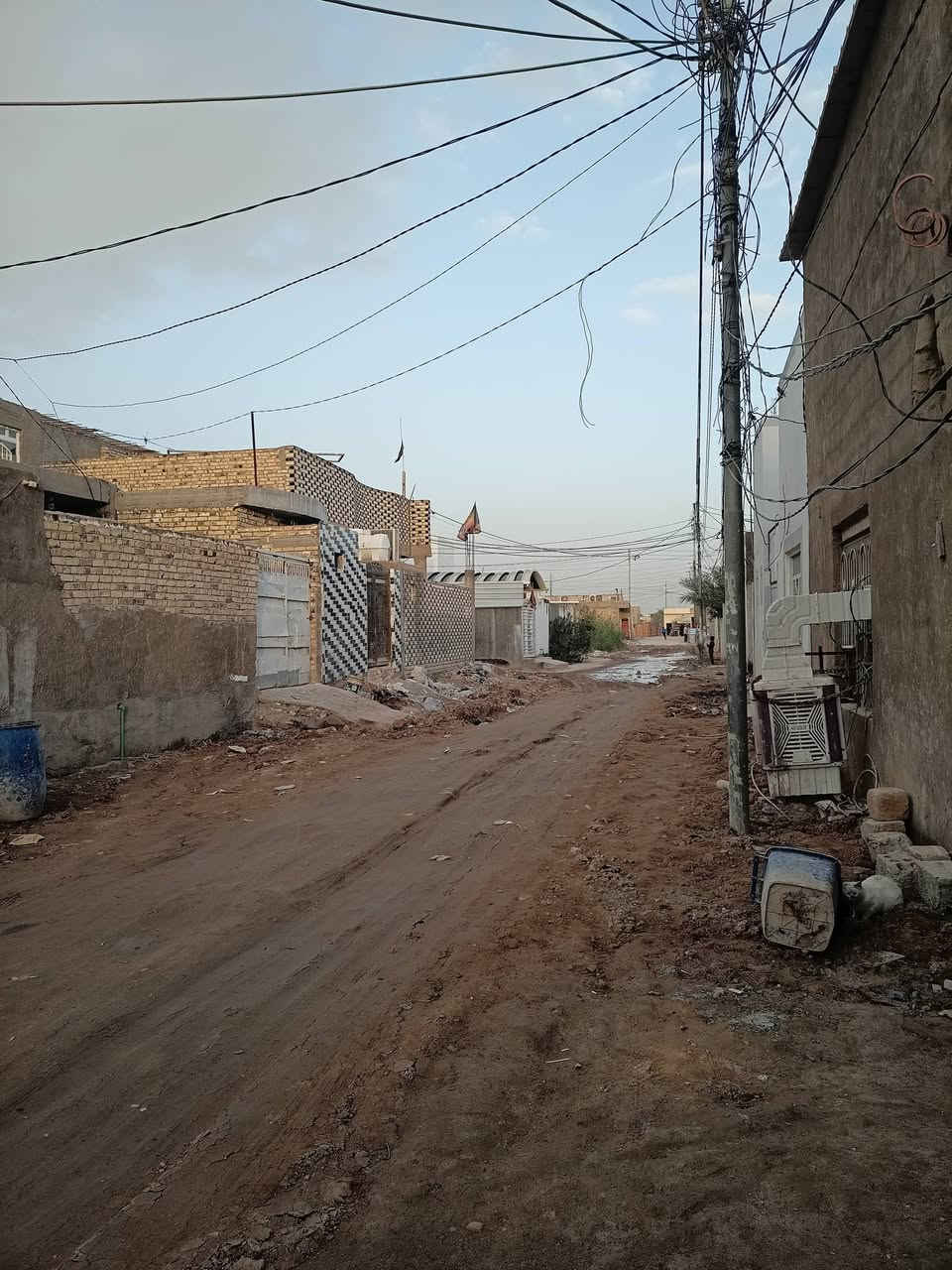 دار للبيع 200م
دار مساحه 200م غرفتين وصاله ومطبخ واستقبال وتخاريج

داخليه وخارجيه بناء طابوق صب كونكريت السقف

 والأساس بناء كله درجه أولى بيت جديد وبناء جناي 

للبيع البراكيه شارع المعمل قرب أسواق حسين الرماحي 

يبعد عن شارع 50متر السعر وباقي تفاصيل اتصال ‏

 ( ‪0781 482 8767‬‏ )
