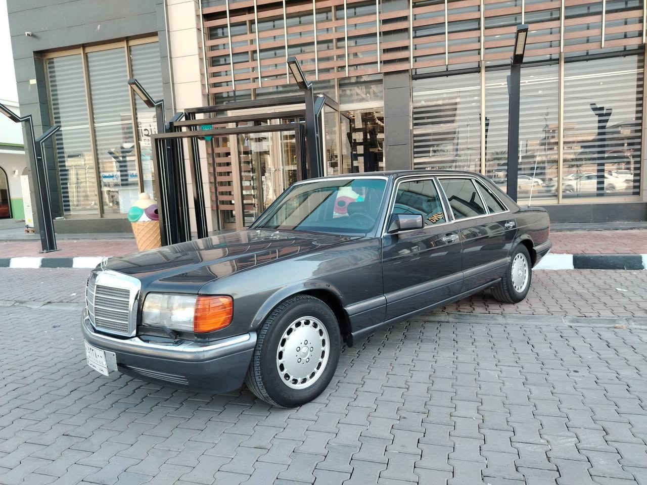 Mercedes Benz 560SeL 1990 V8
السيارة بلادية فقط صبغ جمالية بدون حادث ولا خياس
سلايد طكتين
بردة خلفية 
كشنات جلد كهرباء +ميموري خزن وضعيات +تدفئه
دبل هورن
هوك خلفي
ماسحات لايت
ستيرن كهرباء ايرباك ستيرن
منظومة زنون
رقم بغداد سنويه لل٢٠٢٧
السيارة كلشي بيهه شغال 
السعر 130 $
*********** او مراسلة ع الخاص
