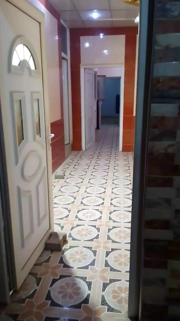 مشتمل طابق ثاني 100 متر مقابيل شقق الغاز استقبال وغرفة نوم كبير وهول ومطبغ كبير وبلكونة وبيتونة كبير جدا ومجمع صحيات مشتمل صفر فول سيراميك للاستفسار ***********
