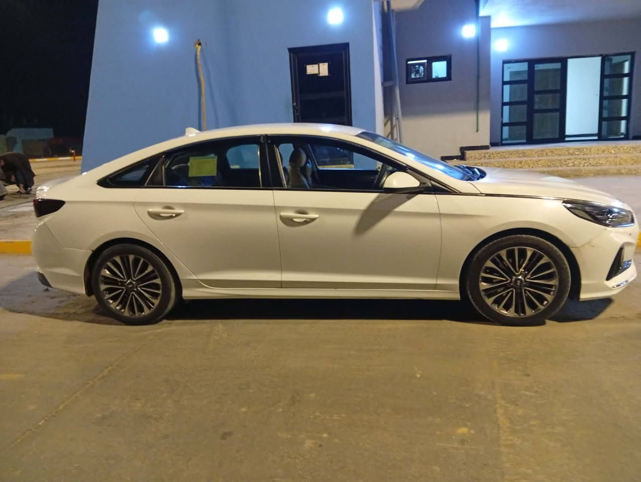 السلام عليكم البيع او مراوس حسب القناعه سوناته 18 وارد لأمريكي سياره حلوه ماشيه 97الف السعر 130 وبيهه مجال بسيط *********** محرك 2400سياره كلش حلوه بعد حله من الصوره
