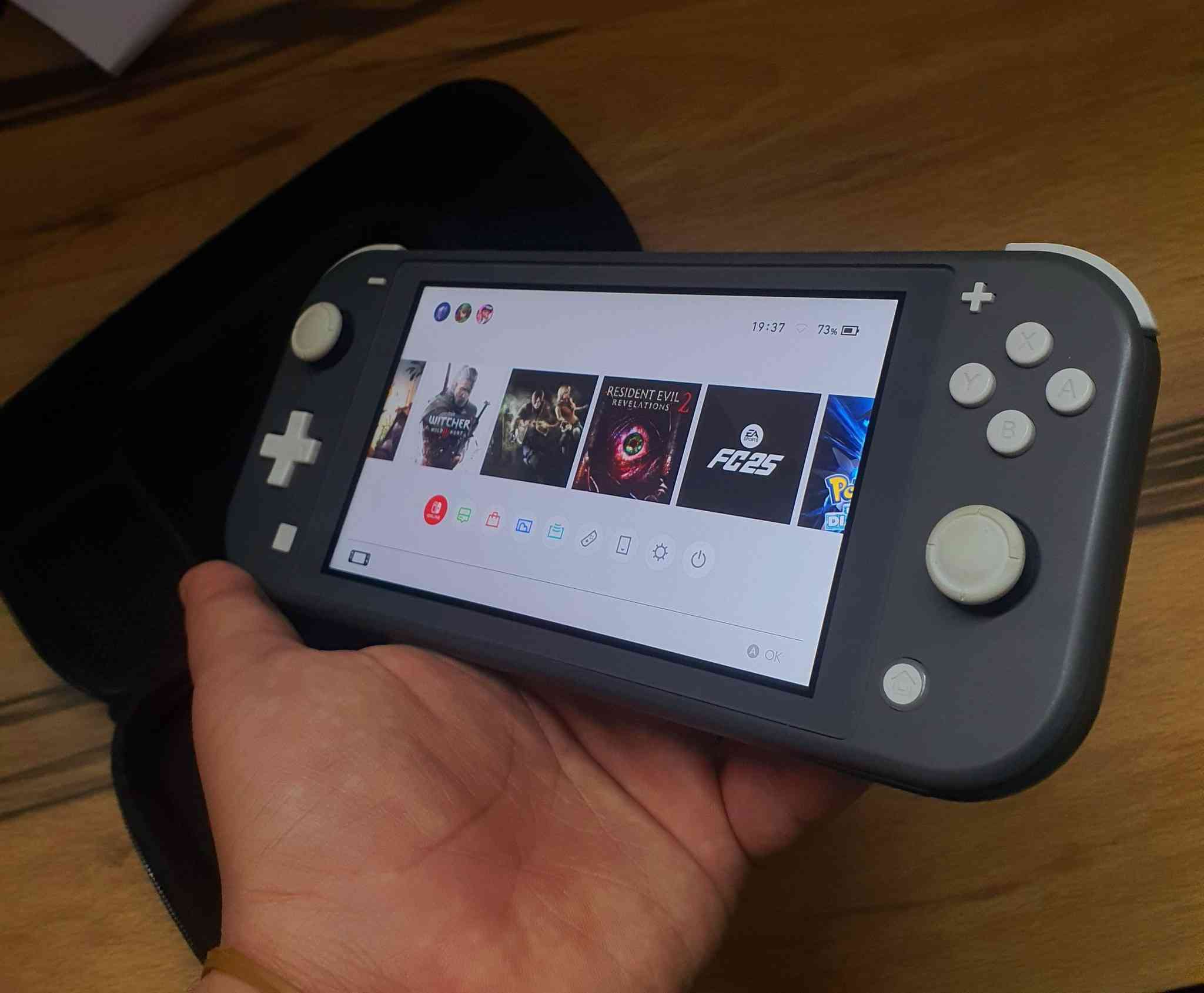 السلام عليكم ، نينتيندو سويتش لايت
مرحبا شباب متوفر حاليا نينتيندو سويتش لايت مهكر قطعه اصلي نظامين معزولات online + offline ♥️ 
اخر تحديث للنظامين ثنينهم وطبعا الجهاز اخو الجديد
نضافه 101% يلمع 

الجهاز المرغوب لسهولة التنقل وصغر الحجم يجي بأقوى الألعاب مثل / 
تومب رايدر - ريد ديد - ذا وتشر 3 - فيفا 25 - 
نسخ رزدنت ايفل الرابع والثاني - والكثير ،،،
وتقدر تحمل اي لعبه مجانا على النضام المهكر

اون لاين شغال لجماعه فورت نايت - روكيت ليك - يوتيوب - وغيرها ،،،

الجهاز بدون اي خلل او مشكله سليم وجديد مع الضمان شرط الفحص والتأكد - بطاريته جدا ممتازة  
رام مميز 256 جيجا ساندسك الترا اصلي
ملحقات وهي جنطه نينتيندو لايت الخاصه وشاحن

سعر الجهاز 225 قفل
العنوان / بغداد - البياع - شرطة الخامسة 
رقمي / ***********
يوجد توصيل لجميع المناطق والمحافظات
