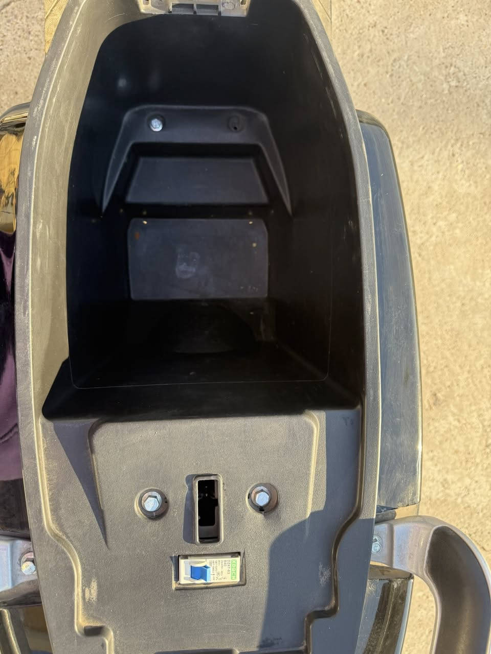 سلام عليكم للبيع دراجة  ام عيون شحن سرعته 100 حقيقي دراجه بيهه فقط هاي الشخوط الي موظحه بطارياتهه 6 وياهه شاحنه وترجع ع البك ليورة وبيه ديجل داخلي ب الكفر وصندوكهه جبير أخذته ب 950 قبل شهرين وهسه رايدهه ب 750 وبيه مجال مكاني بغداد مدينة الصدر رقمي ***********
