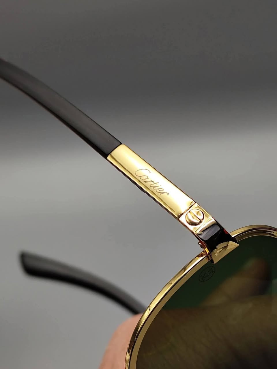 كارتير  رهيبه بمواصفات عاليه جدا وكوالتي أعلى
عدسه زجاج لون زيتوني مميز
عدسه UV حمايه من الاشعات الضارة للعين
اذرع ديزاين الخشب
مخدات جلاتينيه طبيه مختمه
لون البدن ذهبي
مختمه بل كامل بدن وعدسه
قياس 58 ستندر
تأتي مع علبه حافظه للماركه كاملة المرفقات
كوالتي فول الفول جدا عالي

السعر 35 الف 
التوصيل مجاني لجميع محافظات العراق 

للحجز مراسلة الحساب ( ترسل رقمك وعنوانك الكامل)

اضغط لمتابعة الصفحه ليصلك كل ما هو جديد ومميز
من (انس براند للاناقه العامه) متجر الاقتناء والهدايا الفخمه


**إذا كنت صاحب هذا الإعلان وتريد حذفه لأي سبب، رجاءا أرسل رسالة إلى الدعم الفني**