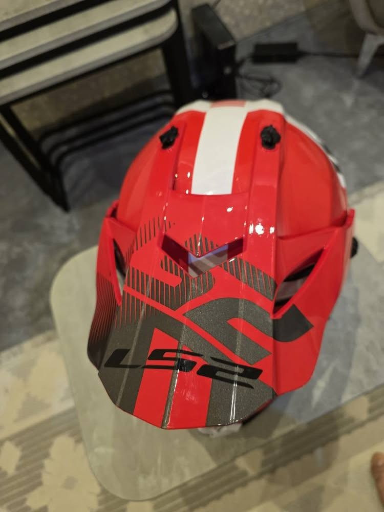 إحدى الخوذات التي أبيعها مع ضمان من ماركة LS2، وقد وضعت عليها رمزًا شريطيًا. يمكنك التواصل مع الشركة عبر WeChat للتأكد من أصالة هذه الخوذة، وهي متوفرة بمقاسات من L إنه ليس رخيصاً *********** السليمانية, العراق
