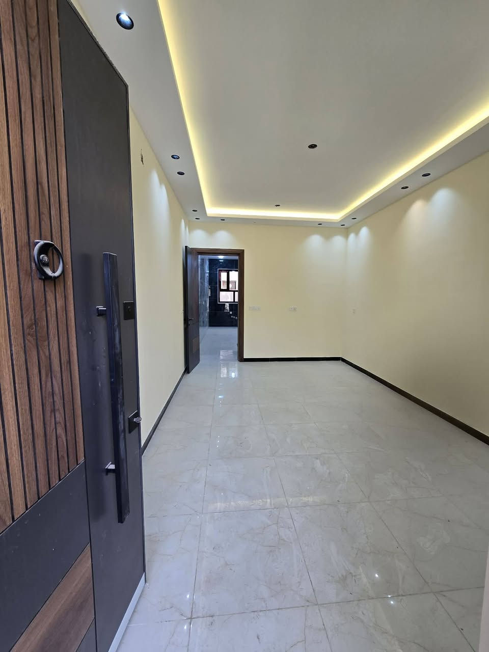 دار للبيع مساحه 100متر .. 
بناء حديث درجة أولى 
يحتوي صاله مطبخ حمام عدد٢ غرف نوم عدد٣
حي الجهاد ديوان المخابرات 
للاستفسار *********** متوفر واتساب
