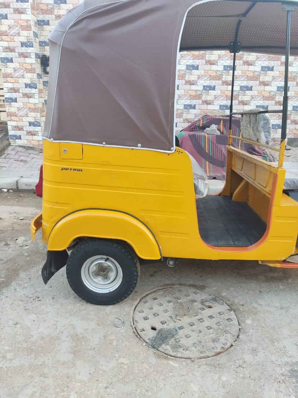 تكتك 19 ليموني مرقم سنويه الكشر مكفول فقط خياس معمر المحرك مفتوح تكتك جاهزه مال جناي ما ناقصه شي كهربائيات تراي فول كبل للشارع السعر 5 و600 وبيه مجال قليل للشراي المكان العماره حي العسكري ***********
