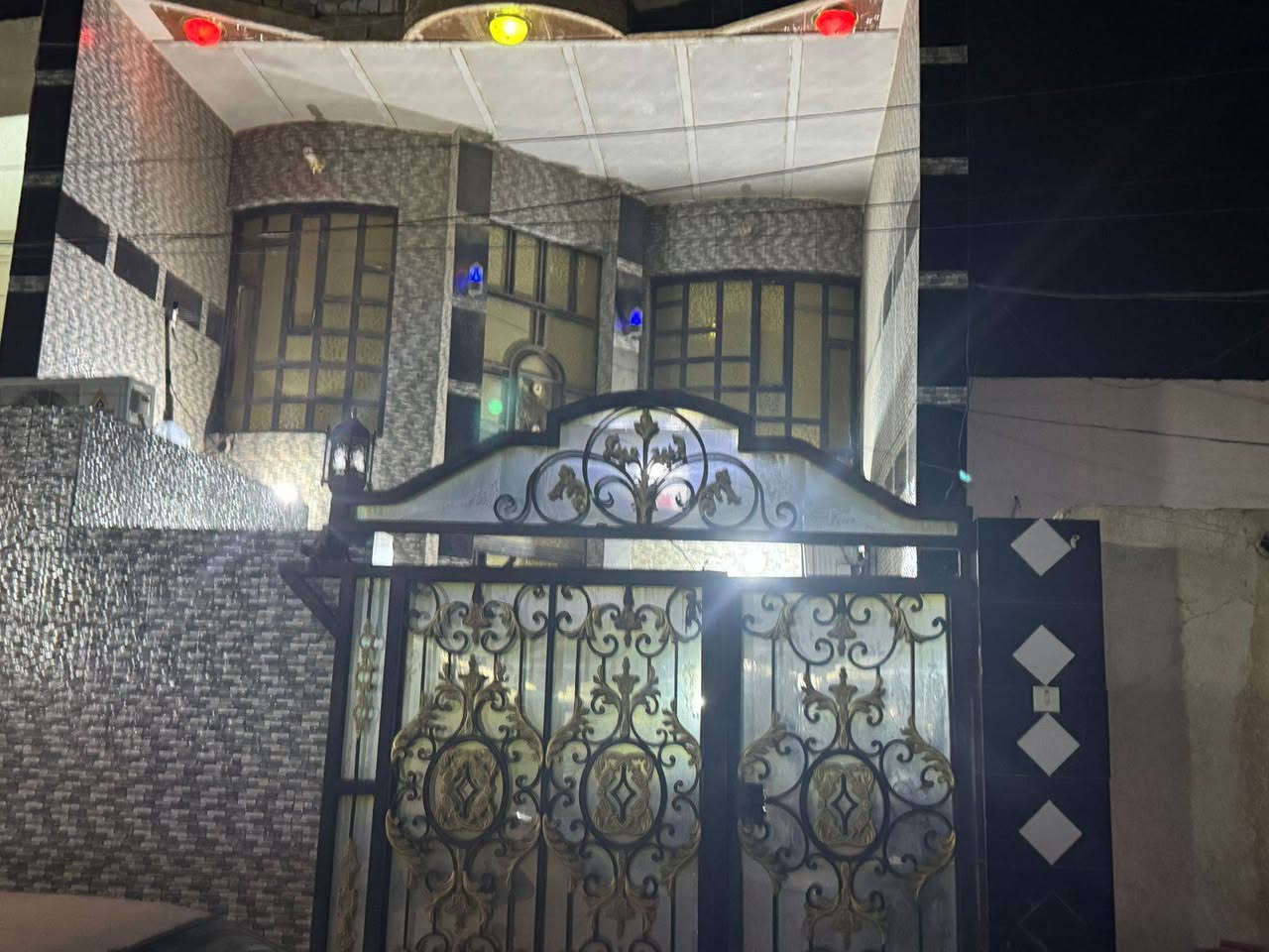 بسم الله
بيت ١٢٠ متر  ابو رمانه خلف مركز الشرطة مباشرتاً  اول فرع بناء حديث مواد كله اصلي .
قاطين كامل وجاهز من كلشي . عكادة بورسلاين .
القاط الأول :
غرفة كبيرة .. استقبال .. مطبخ .. حمام داخلي و خارجي .. صالة مفتوحة ..
القاط الثاني غرفتين كبار و صحيات و منور 
الاتصال : 
***********
***********
