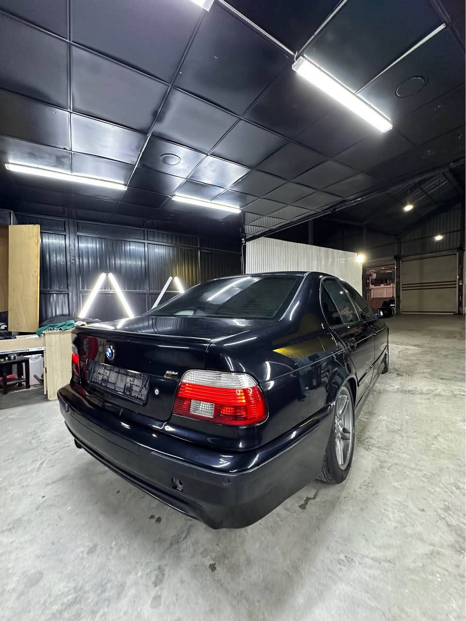 BMW 530 
مۆدێل : 2000
مەنەفێست ئەسڵی باشماغە پاکانە بەشەرت پاکانە هەولێرە بەشەرتی بەناوکردن
سبوغ سەقف و حیزامە ناو غوڕفەی جوانە سەیارەکی خاوێنە بە بێ تەقەو ڕەقە
دەحامی پێش و پشتی ئێمە سەقف سلایتە 
مەکینە 530 یە 
نرخی 78 وەڕەقەو مەحامەلەکی کەمی تێدایە 
بۆ پەیوەندی کردن / *********** سوران, أربيل
