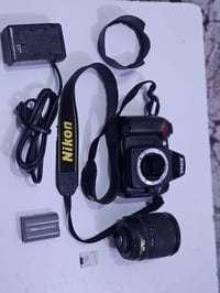 نيكون D90 • عدسة ١٨-١٣٥ • شاحن