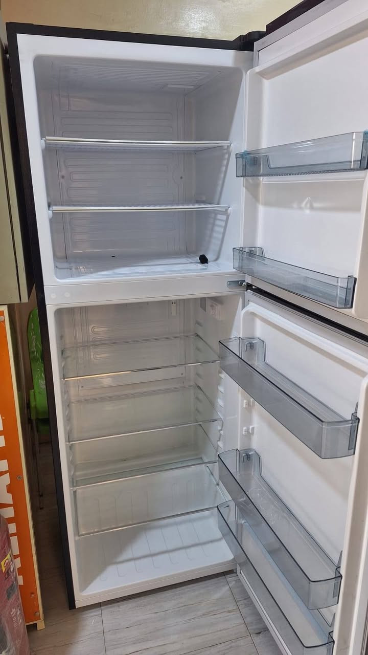 ثلاجه الحافظ ٢٤ قدم ثلاجه جديدة بالكارتون مامستعملة ابد فقط بيها ضربه صغيرة كما موضح بصورة سعرها ٥٠٠ الف بيها مجال رقم ***********
