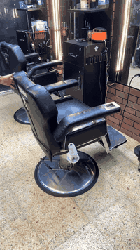 3 كراسي للبيع نضيفات و الجكات نضيفات مابيهن اي نقوصات فقط في كرسين اثر بسيط في الجلد مالته 
سعر الواحد 200 وبيهن مجال 
للأتصال على الرقم ***********
