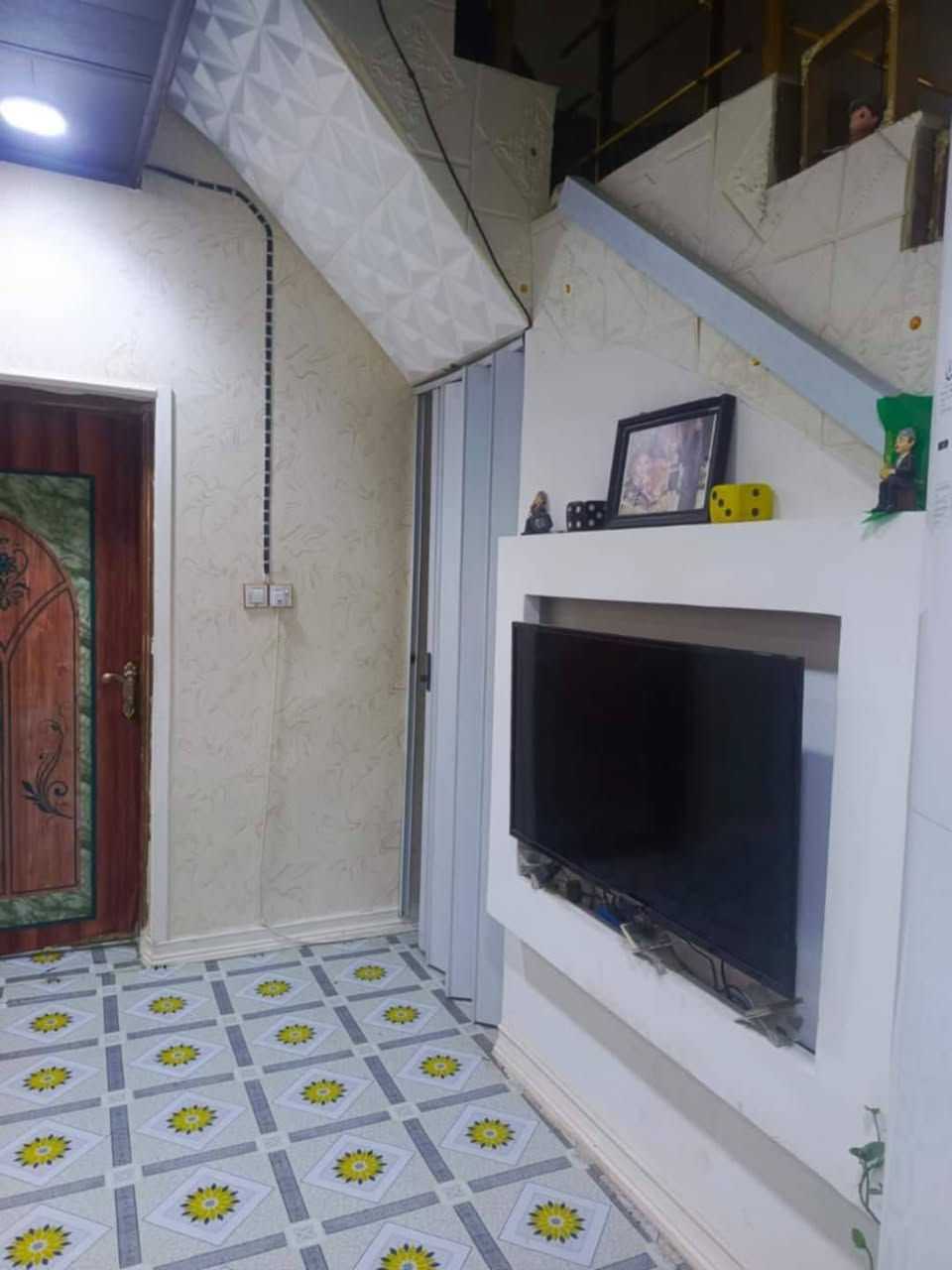 بيت للبيع طابو صرف مساحة 150 متر 

أبي غرق حي الحسين شارع السبيس ثالث بيت عن تبليط 

وبالقرب من المدارس 

طابق واحد _غرفه _استقبال _مطبخ حار+بارد _هول 

كراج كبير _مجمع صحيات داخلي وخارجي 

للاستفسار اكثر الاتصال ع الرقم ***********
