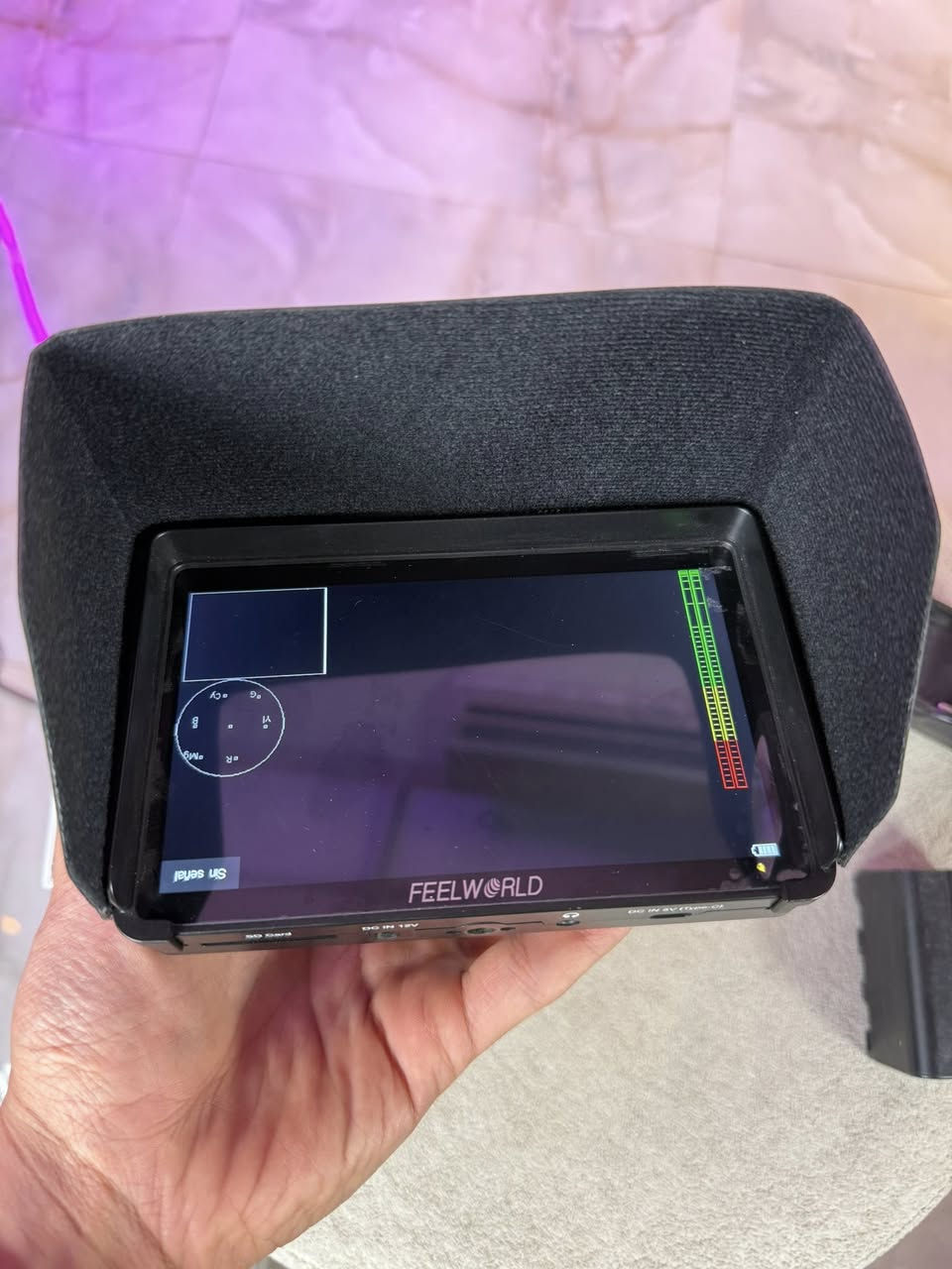 مونيتر للبيع مع كافة ملحقاته واستعمال مرة واحدة فقط سبب البيع عدم الاحتياج ينفع هواي لمصورين الفيديو للامانة يعتبر جديد  مابي اي ضرر و حتى غلاف الشاشة بعده بي سعر الشراء -225 —— سعر البيع-190 الف للتواصل عبر وتساب رقم الهاتف ***********
