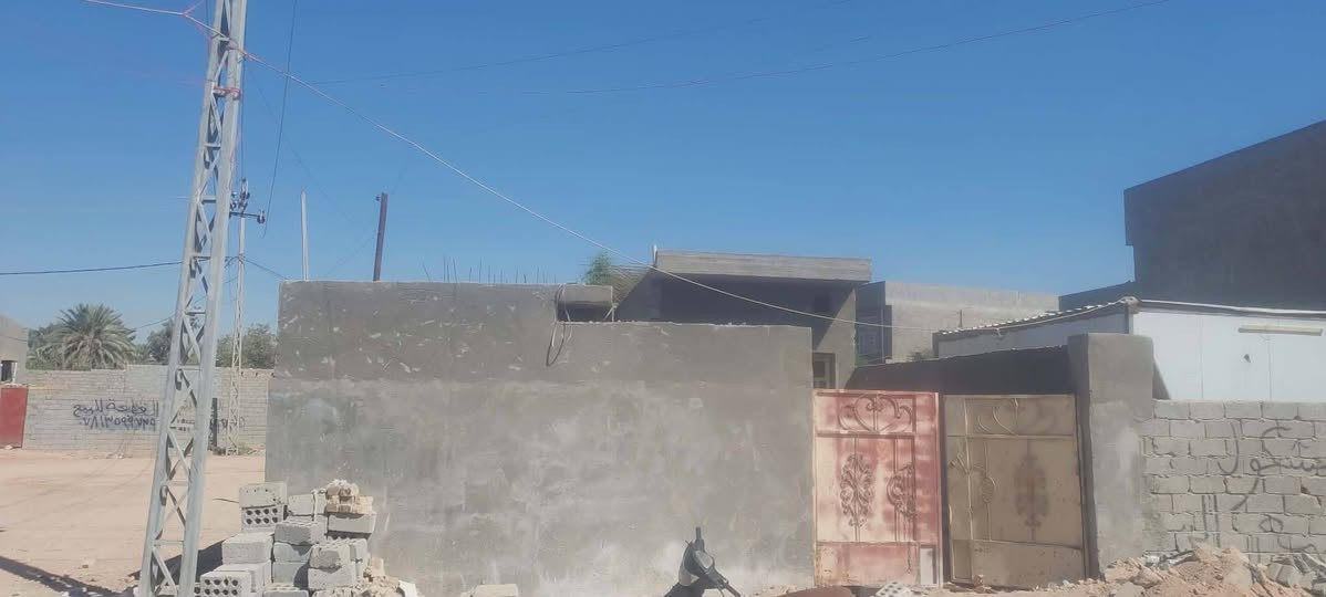 السلام عليكم
بيت للبيع موقعه بشارع 80 المساحة 170
البناء غرفه و هول ومطبخ و صحيات داخليه وخارجية البيت بي نقص بس بورك وبيتونه وارضية  و البيت بي معاملة قريب ع شارع 80  بالطابو الاستفسار الأتصال على الرقم ***********
