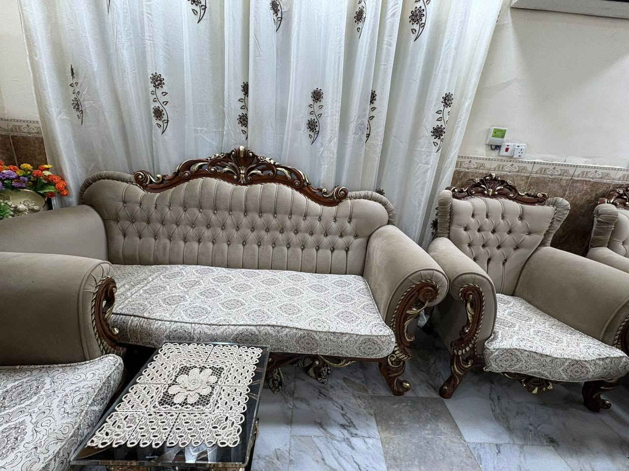 قنفات اخت الجديده استعمال قليل
٢ كبار و٤ كراسي مفرد  وبوفية للبيع للإستفسار على الخاص


**إذا كنت صاحب هذا الإعلان وتريد حذفه لأي سبب، رجاءا أرسل رسالة إلى الدعم الفني**