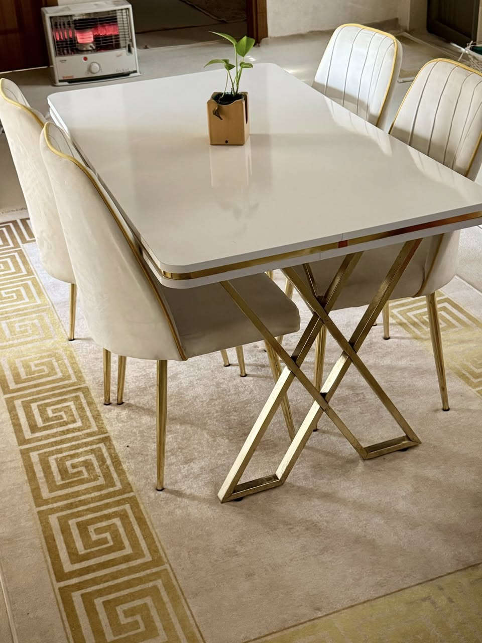 ئەم مێزی نان خواردنە بۆ فرۆشتن لە هەولێر 
 ٦ نەفەریە شکاوی و دراوی نیە بەس هەندێک لە پێچکەکەنی بە تەرەشوع رەنگی گۆراوە دەتوانی بە سپڕای گۆلد بیشاریەوە 
نرخی ١٦٠ هەزارە


**إذا كنت صاحب هذا الإعلان وتريد حذفه لأي سبب، رجاءا أرسل رسالة إلى الدعم الفني**