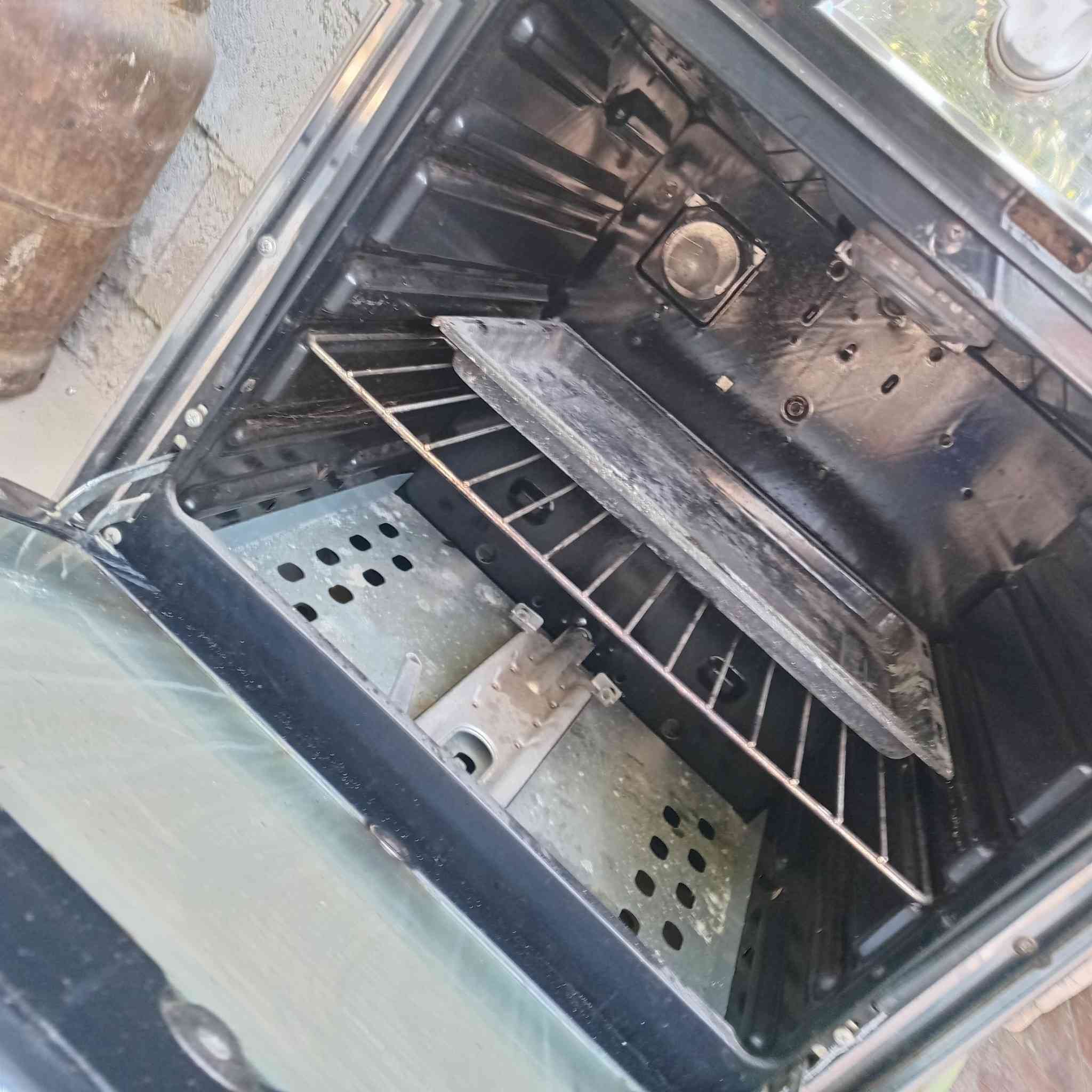 سلام عليكم خوان طباخ جديد  للبيع سعر ١٠٠ وبي مجال شي قليل مكان زعفرانيه  ليريد يتصل عل هاذ رقم ***********
