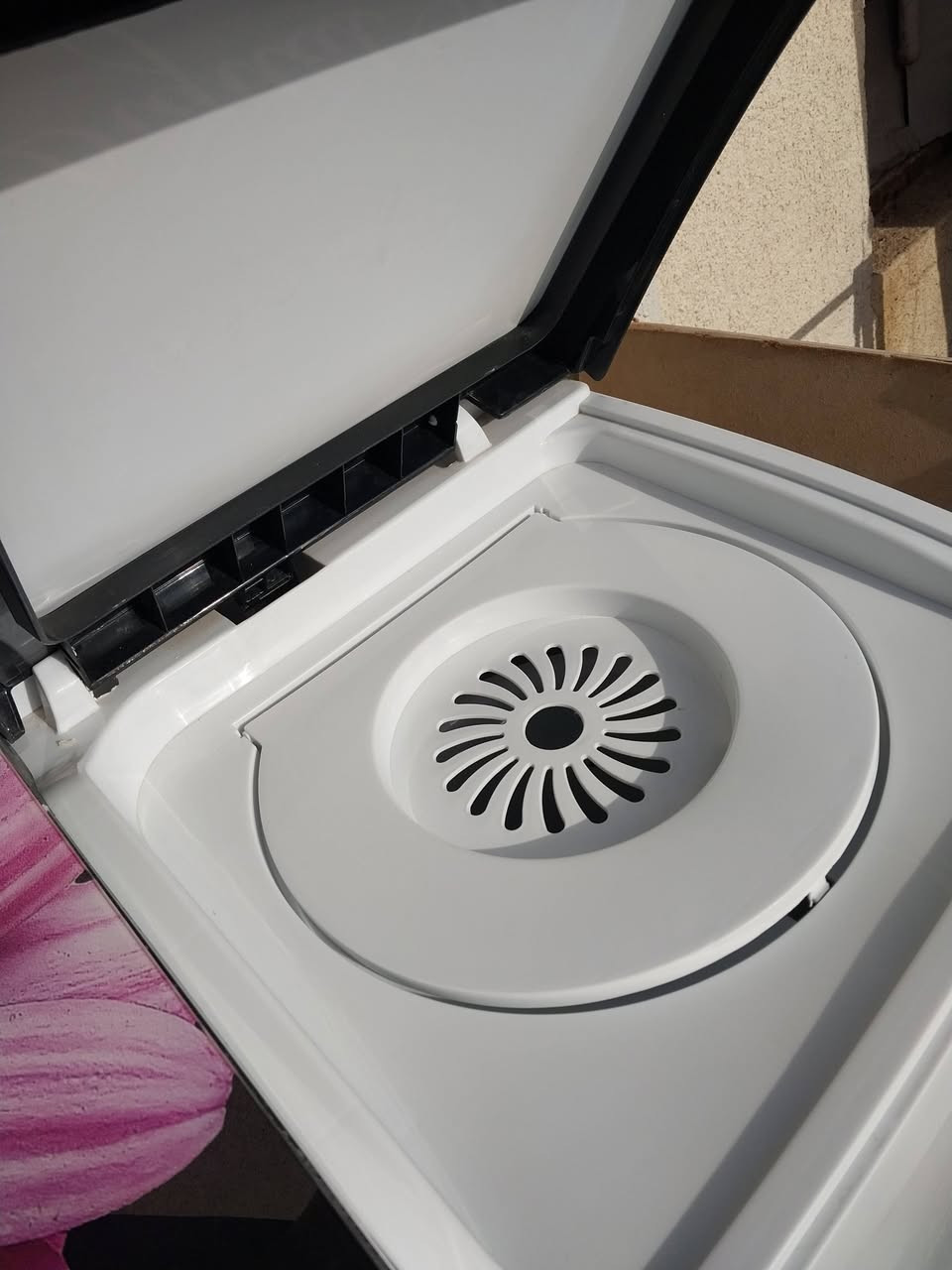 غساله جديده بيها ضمان للبيع ليريدها يتصل على ***********
