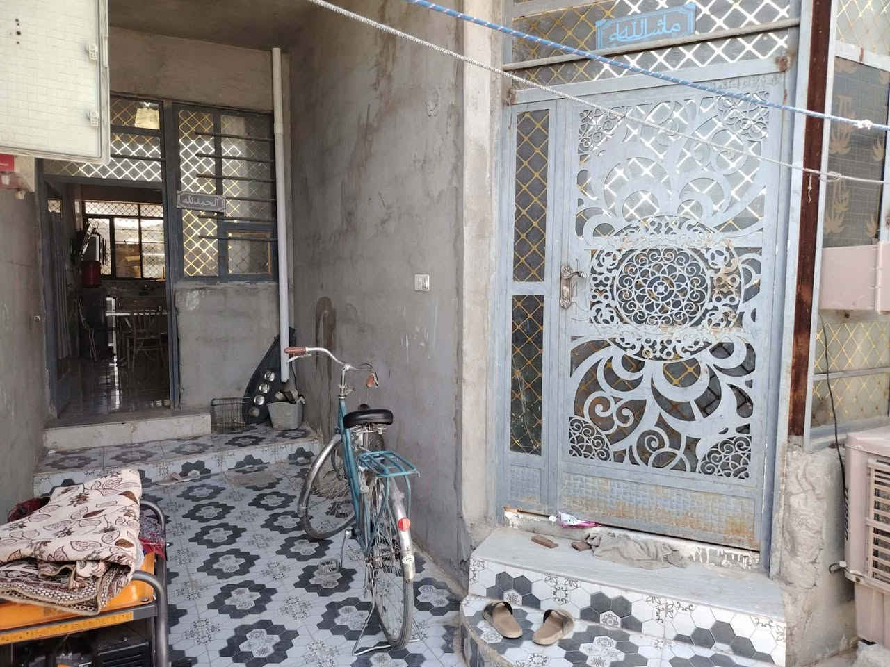 دار للبيع الموقع حي الشرطه قبل جامع الشكور استقبال وصاله وصاله ثانيه وغرفة نوم وصحيات داخل وخارج المساحه 125    رقم الهاتف ***********. السعر خاص
