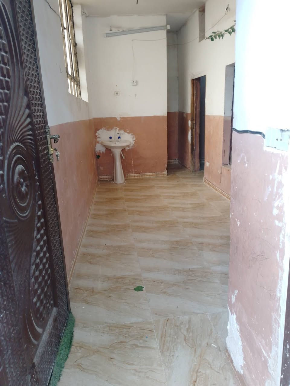 مشتمل طابق ثاني استقبال +غرفه نوم +مطبخ +صاله +صحيات رقم الموبايل ***********
