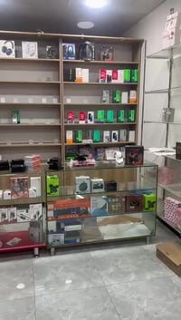 فاترينات ام دي اف قياسهن متر و١٠ العرض وطولهن ٢ متر و٨٥ عدد ٤ والميز ا...