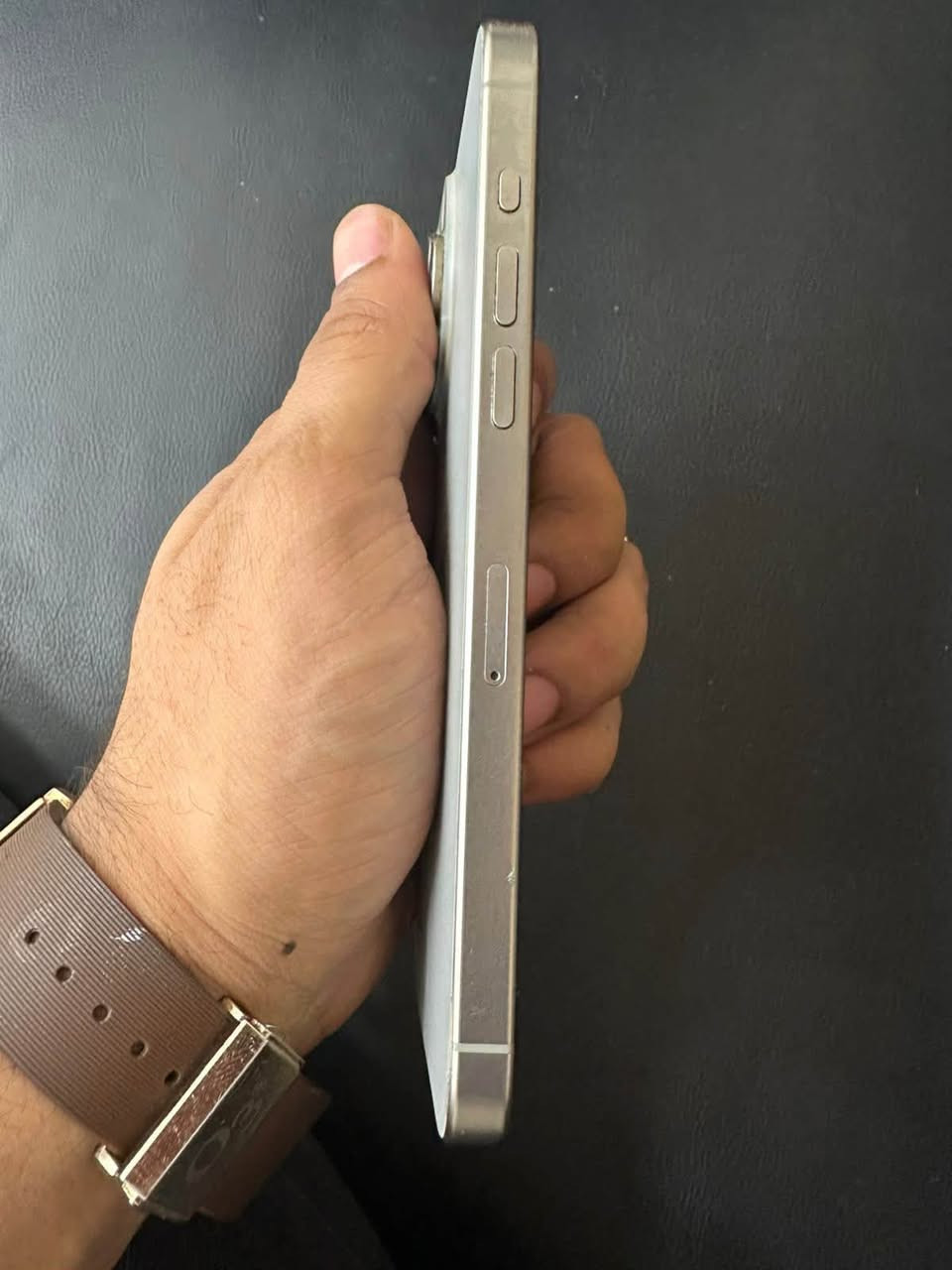ايفون 15برو ماكس ذاكره 256 بطاريه 80 ماستر ممفتوح بس ضهر مكسور شويه منه ب850الف مستعجل عليه *********** مكان الكراده ساحة الاندلس

