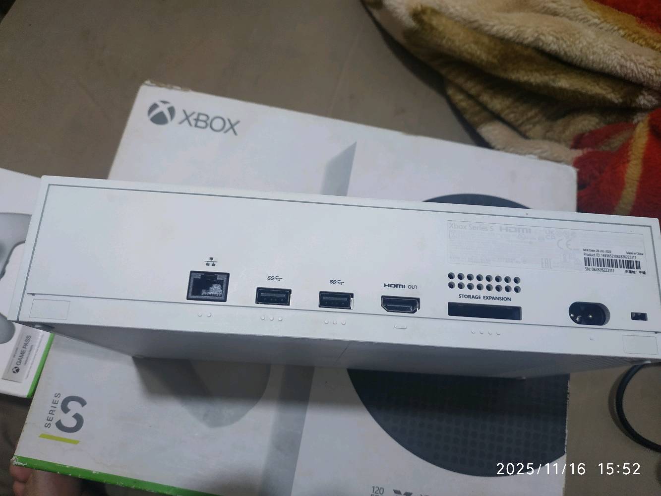 سيريس اس مستعمل بس نضيف كلش واستعمالة قليل هوة و الكارتونة مالتة والجويستك او اليدة مالتة هي الكيم سير الي الكير مالهة مغناطيسي يعني ما تخرب ولا يصير بيهة درفت ويجي وياة اليوبي اس شركة زيوس ويجي وياة سماعة هدية وحتى لعبة GTA5 مشتريها يعني راح تبقى بالجهاز 
مكاني البصرة قضاء المدينة رقمي
***********
سعرة 380 الف وي اليوبي اس 
بدون اليوبي اس 335 وبيه مجال للخوش ولد