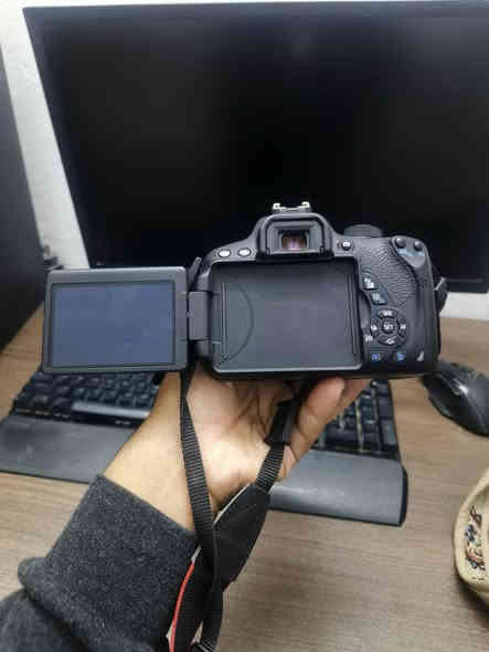 كانون D700 نظافة 100% 
شخط مابيها مع كامل ملحقاتها والكارتون الاصلي 
 ضمان مامفتوحة ولا داخلة صيانة 
ملحقات 
رام اصلي 
حزام 
گرب دبل بطارية 
بطاريات ثنين 
كيبل ال HDMI الاصلي مالتها 
والشاحن الاصلي 
مكاني كربلاء 

*********** 
وتساب واتصال
السعر ٤٢٥ الف
