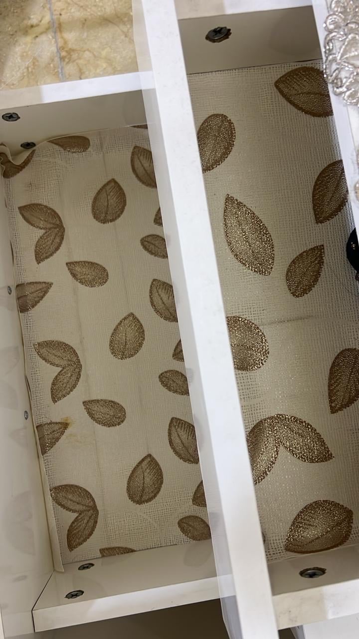 هور رجب
9 قطع 
سرير، شازلون،كومديات، مراية، مجرات، وميز تواليت،كنتور ٦ ابواب ، ملحق بابين ، تيبلامب عدد ٢ هدية ، ضررها قبغ الشازلون مكسور (الخشبه) دواخلها كلها نظيفه مغلفه استخدام سنة