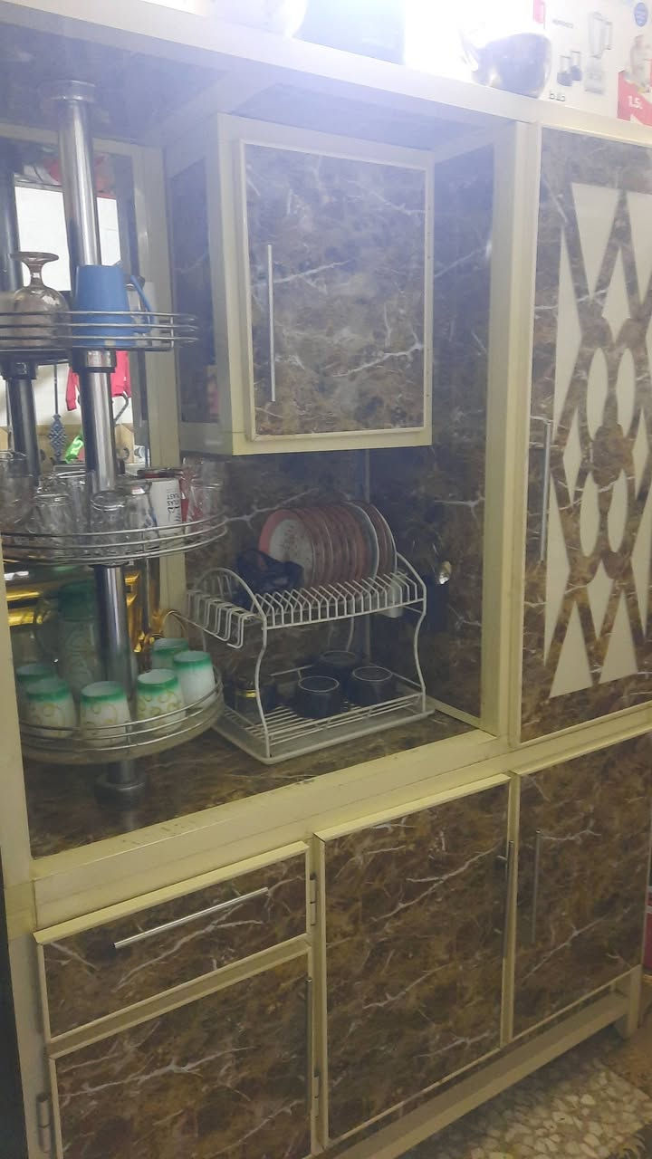 السلام عليكم 
طباخ ٥ عيون بي عطل بوحده من العيون ٧٥ وبي مجال
كاونتر بي ضرر بل صفحه مال قطعه الجوه ٢٠٠ وبي مجال 
تخم قنفات مثل ما موضح بل فديو ١٠ مقعد ب٦٠٠ وبي مجال 
مكاني بغداد الكريعات
***********
