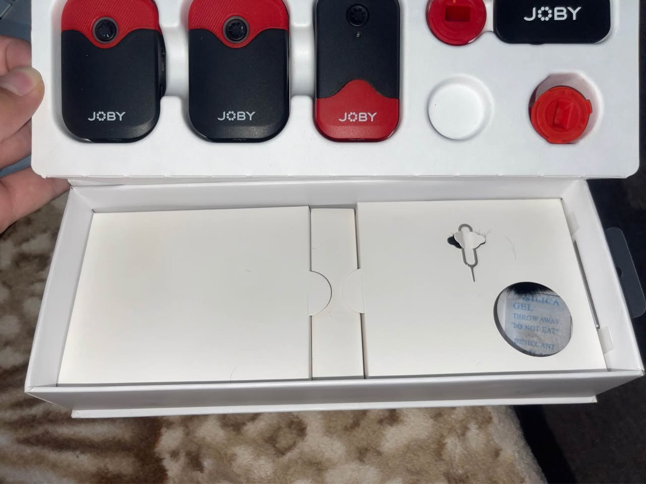 سڵاو بەرێزان ،

مایکرۆفۆنی (Wireless) ـی مارکەی بەناوبانگی Joby Wavo Air دەفرۆشم بە نرخێکی زۆر گونجاو.

مایکرۆفۆنەکە تەواو نوێ و لۆکە ، بە هیچ شێوەیەک بەکارنەهاتووە. (بۆ ڕێکخراوێک کڕدرا و دواتر هیچ دەنگ و چاڵاکییەکیان نەبوو ، بۆیە لە کارتۆنەکەیدا ماوەتەوە بە زەمان ).

 پاکێجی دووانییە (Dual) ، واتە ٢ مایکرۆفۆن (Transmitter) و ١ وەرگر (Receiver) ی تێدایە. بۆ چاوپێکەوتن ، پۆدکاست ، ڤلۆگ و دروستکردنی ناوەڕۆک بە مۆبایل یان کامێرا بێوێنەیە.

کارتۆنەکەی تەواو پڕە و هەموو کێبڵەکانی کامێرا و مۆبایل ، ٢ مایکرۆفۆنی یەدەگی یەخە (Lavalier) ، ڕاگرە موگناتیسییەکان و دژە با (Windjammer) ی لەگەڵە.

نرخەکەی تەنها ( ٣٠ ) هەزار دینارە.

مایکرۆفۆنەکە لە سلێمانییە. بۆ کڕین نامە بنێرە یان پەیوەندی بکە بەم ژمارەوە و بۆ هەر شوێنێک ویستتان ، لە خزمەت دام:

0750 748 3441

______________________

تێبینی گرنگ ، ئامێرەکە بە مەرجی لۆک بوون و بەکارنەهاتن دەفرۆشرێت.

پێکهاتەکانی ناو کارتۆنەکە (Full Accessories):

١ دانە وەرگر (Receiver)

٢ دانە ترانسمیتەر (Transmitter) کە مایکرۆفۆنی ناوخۆییان تێدایە

کێبڵی تایبەت بۆ بەستنەوە بە کامێرا (TRS)

کێبڵی تایبەت بۆ بەستنەوە بە مۆبایل (TRRS)

٣ دانە کێبڵی شەحن کردنەوەی جۆری USB-C

٢ دانە مایکرۆفۆنی تەلدار کێبڵ درێژ (Lavalier) بۆ شاردنەوەی ژێر جل

کۆمەڵێک ڕاگری جۆراوجۆر (موگناتیسی، کلیپ، و هی سەر حامیلەی کامێرا)

٢ سەری دژە با (فەروو) بۆ تۆمارکردنی دەنگ لە دەرەوە السليمانية, العراق
