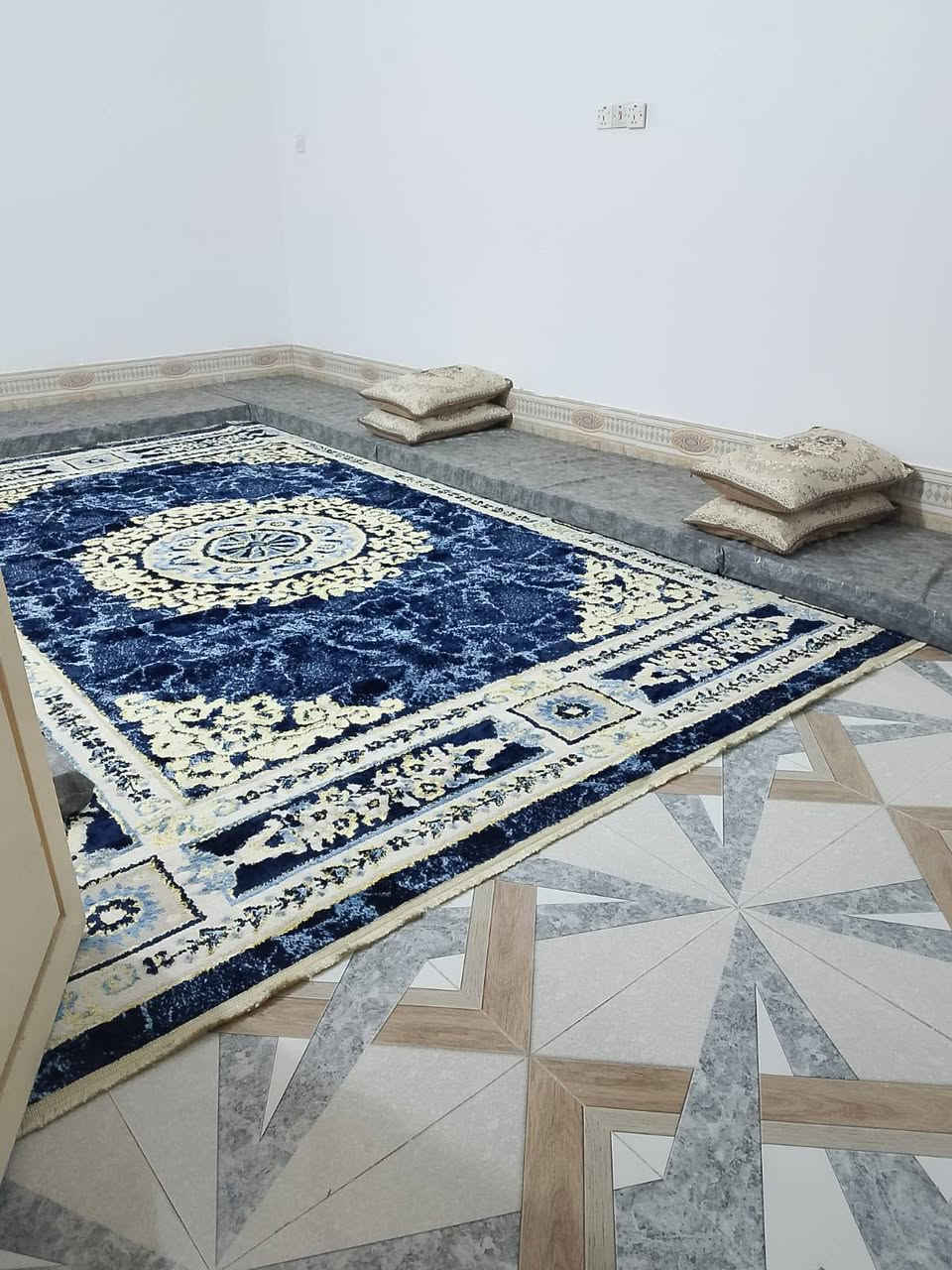 السلام عليكم بيت للبيع مساحته 150 بالجولان يم جامع سراج المنير. متكون من غرفه وصاله ومطبخ واستقبال ومناور اثنين + صحيات وبيتونه زغيره سعر(70) وبيه مجال رقم تلفون (***********)
