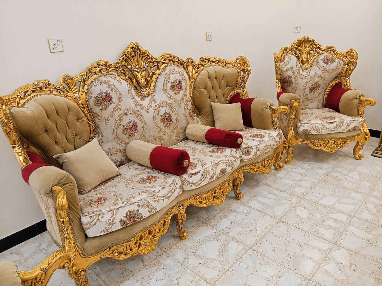 تخمزان مصري درجه اولى نظافه جيده 10 مقعد زائد طبله كبيره واثنين جانبيات المكان بغداد   *********** زائد فاترينه
