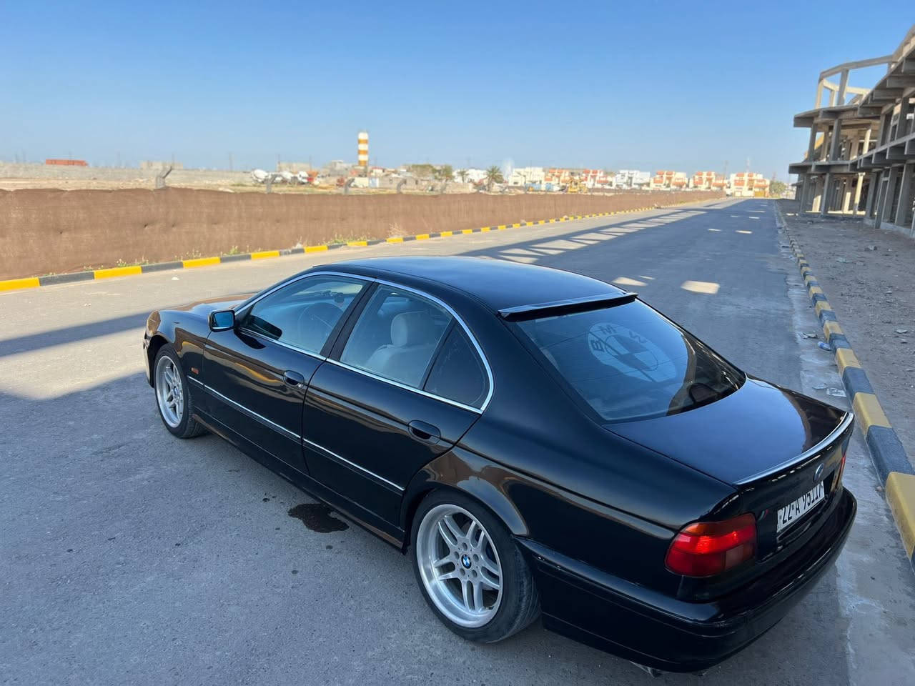 صقر e39
فول مواصفات 
1998
تك فانوس 
لاين زنون 
تبريد ثلج 
ABSتراكشن
وبعد مواصفات هواي 
الستفسار ***********
