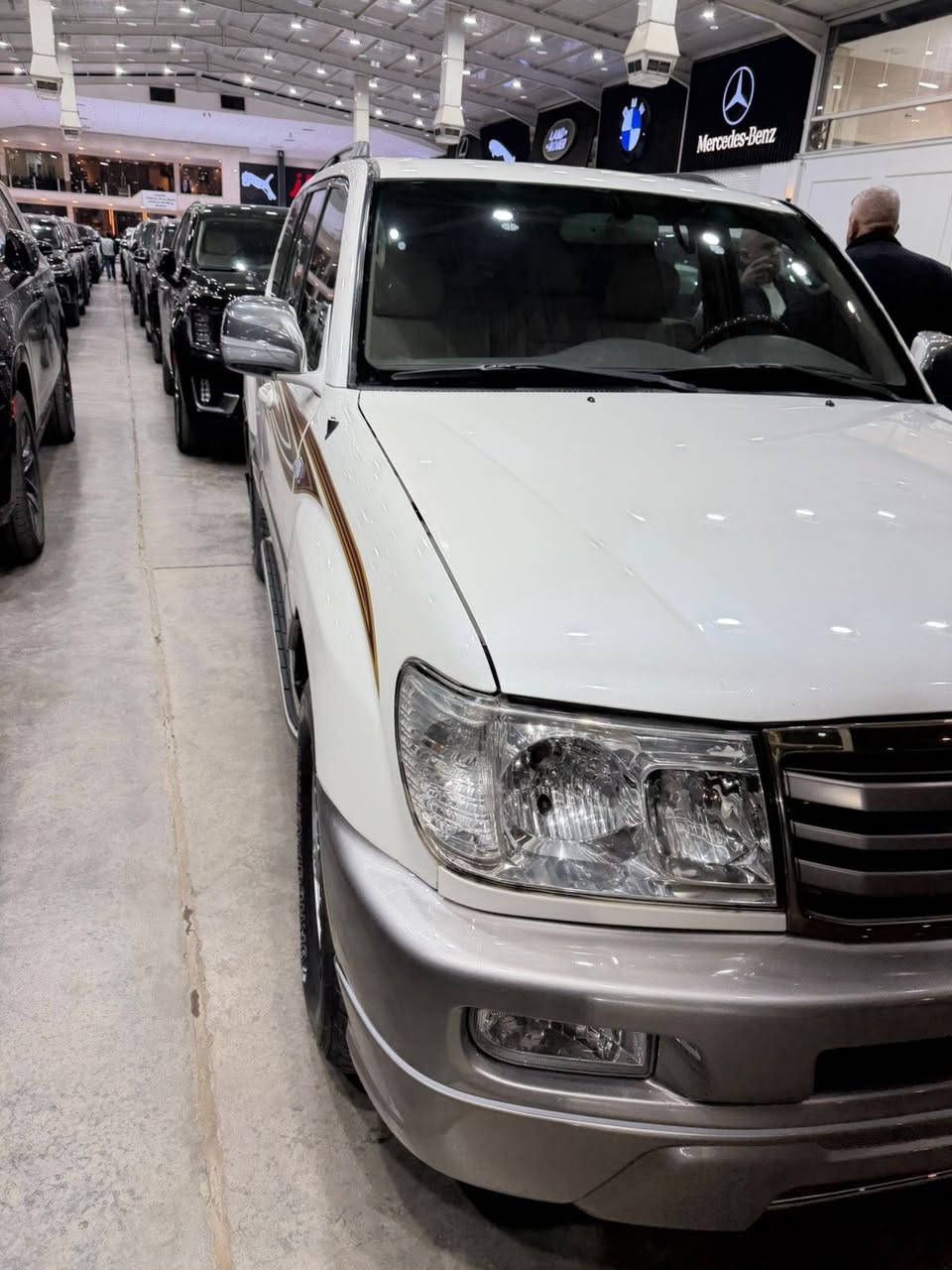 السلام عليكم 
لاندكروز مونيكا 
رقم بغداد تحويل مباشر 
موديل 2000 
السياره صبغ حزام جماليه .( قماره و بنيد بدون صبغ 
السياره كفاله من الحادث . 
جاهزه و كامله مكمله . 
السعر 155 ورقه 
مكان بغداد 
واتس***********
