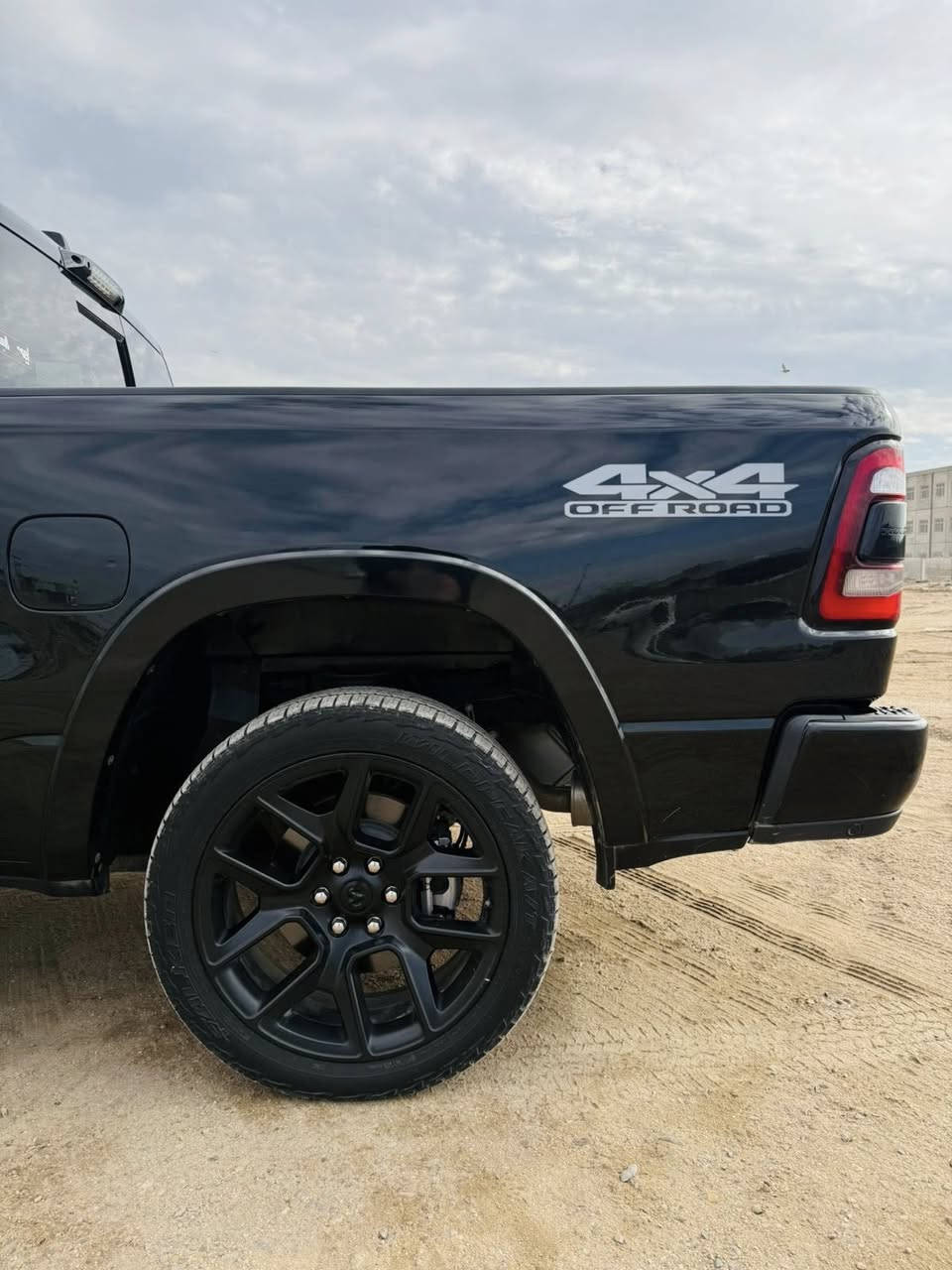 السلام عليكم ورحمة الله وبركاته
RAM 1500
(LARAMIE) 5.7 V8 
 موديل 2024  1/1 
رقم اربيل بأسمي ____ 
ماشية 30 mi 
حادث خفيف / صبغ ربع لبنيد فقط 
‏بدون ايرباك بدون دواخل 

المواصفات : 
المقاعد تدفئة تبريد 
المقاعد خزن ميموري 
صندوق كهرباء 
سلكتير + برك كهرباء 
كامرة (360) :
* رادار تفاعلي مع مانع تصادم. 
* نقطة عمياء. 
* تحذير الخروج عن المسار 
* كشافات الضباب زنون. 
* المصابيح الأمامية والمصابيح الخلفية LED. 
* دخول ذكي (بصمة). 
* تشغيل عن بعد
* مقاعد من الجلد الفاخر 
*الستيرن تدفئه 
* شاشة كبيرة 
* حساسات امامية وخلفية.
* سقف بانوراما.
* مانع تصادم خلفي + أمامي
*محدد سرعة.
* مرايا كهربائية جانبية قابلة للطي كهربائيا.
* شاحن موبايل لاسلكي (واير ليس).
* الشباك الخلفي كهربائي. 
* هاند بريك كهربائي. 
* مساحات تخزين إضافية
وباقي المواصفات معروفة 
…….

السعر 420 $   وبيه مجال بسيط 

مكاني بغداد / 

للاستفسار/***********
