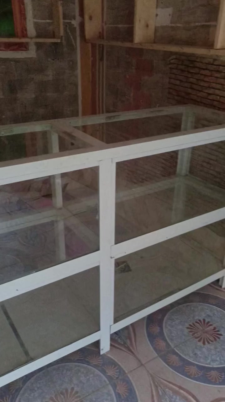 رفوف مال محل للبيع هستوني مشتغلهن  جدد صارلهن اسبوعين السعر 200 + ميز جام خانه سعره 70 الطول متر وربع ***********
